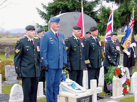 forces canadiennes devant les gerbes du souvenir.jpg