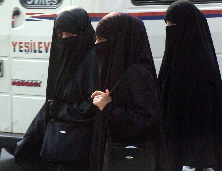 779px-niqab1.jpg