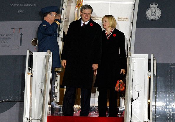 Laureen+Harper+World+Leaders+Arrive+G20+Seoul PM Canada et son épouse arrivant à Seoul;.jpg