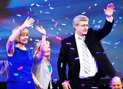 Stephen harper remporte les elections federales 02 Mai 2001, son epouse et sa fille a Calgary.jpg