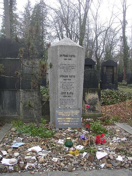 La tombe de Franz Kafka, à Prague, au nouveau cimetière juif .JPG