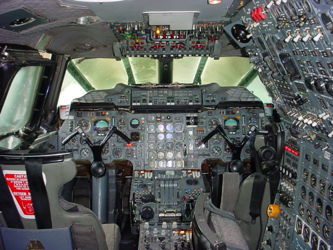 Cockpit , instruments de navigation d\'un avion commercial.jpg