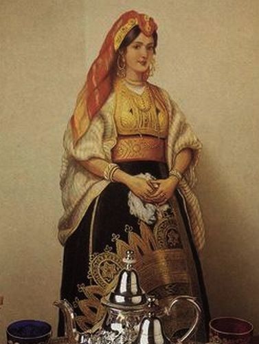 Femme juive portant grande robe avec theiere juive marocaine...jpg
