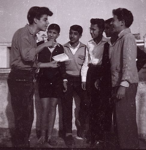 Raphy et ses eclaireurs en reunion a la terrasse de la maison.jpg