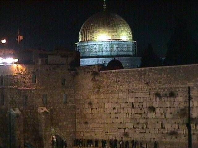 Le Mur Occidental, le Kotel et la Mosquee d\'Omar cote a cote a Jerusalem.jpg