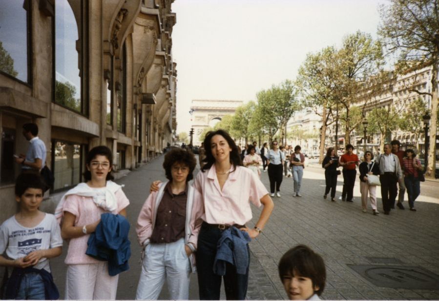 Daniel , Isabelle,Annie, Sheila et Stephen Cohen, Champs Elysees, Paris mai 1985.1.jpg