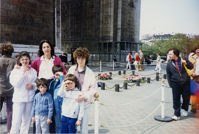 Isabelle, Sheila, Annie, David, Daniel et Stephen Cohen a l\' Arc de Triomphe , Paris Mai 1985.jpg