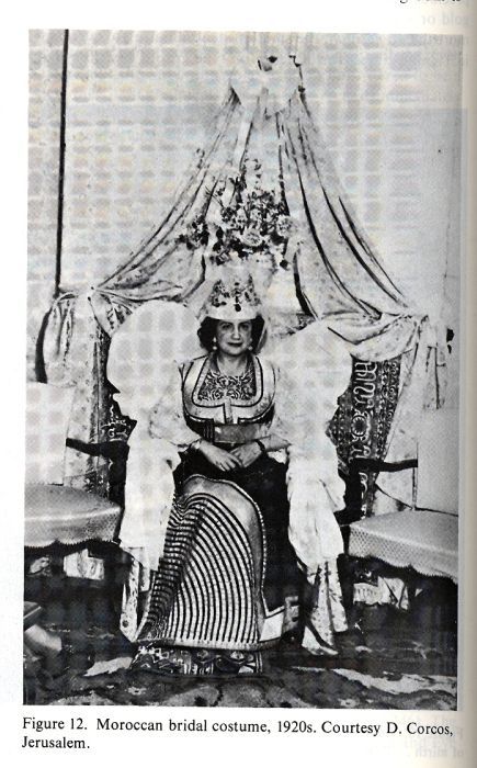 La grande robe et le trone du mariage juif marocain. Maroc,1920.jpg