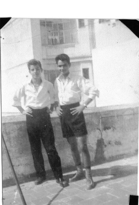 Raphy Cohen a gauche, a 17 ans et son ami au dessus des Amiel a la terrasse de notre immeuble..jpg