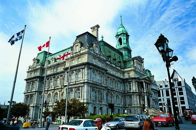 Vieux Montreal et l\'Hotel de Ville.jpg