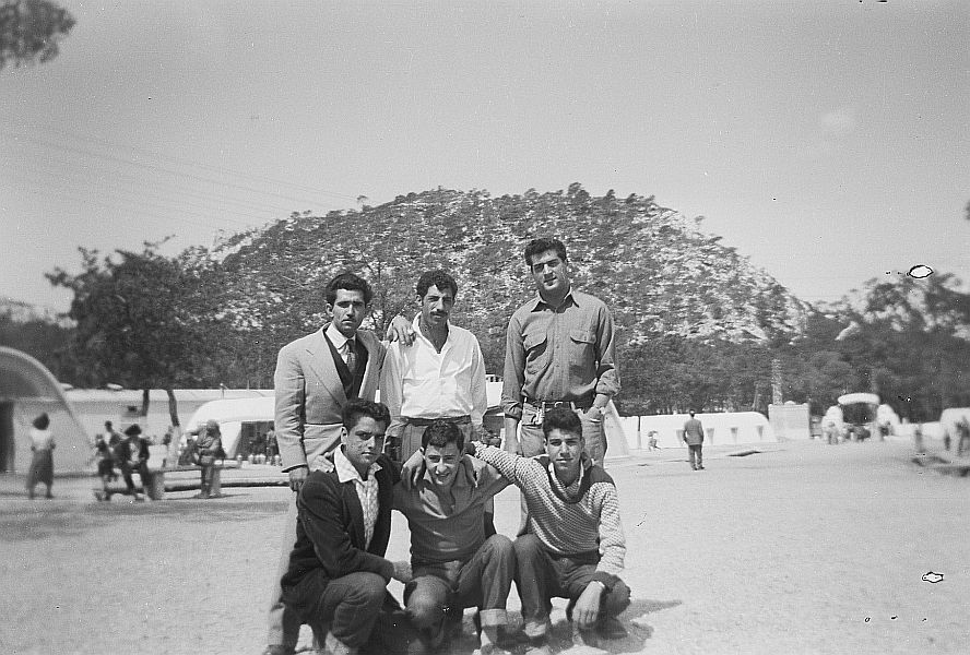 Famille Benattar au camp d\'arrenas avec Jacques en 1956..57.jpg