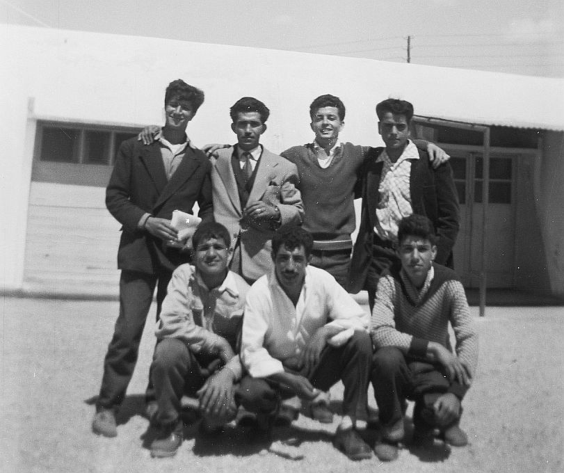 La famille Benatttar amis de Jacques Cohen au camp d\'arrenas en 1956.jpg