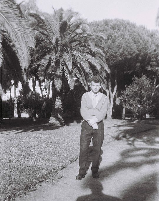 Charles Cohen zal au Jardin du Triangle de Vues a Rabat vers 1956.jpg