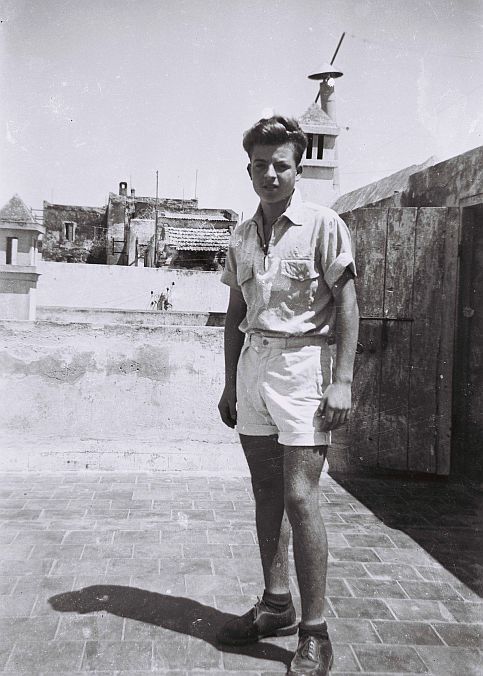 Charles Cohen a la Terrasse de notre immeuble a Rabat vers 1953.jpg