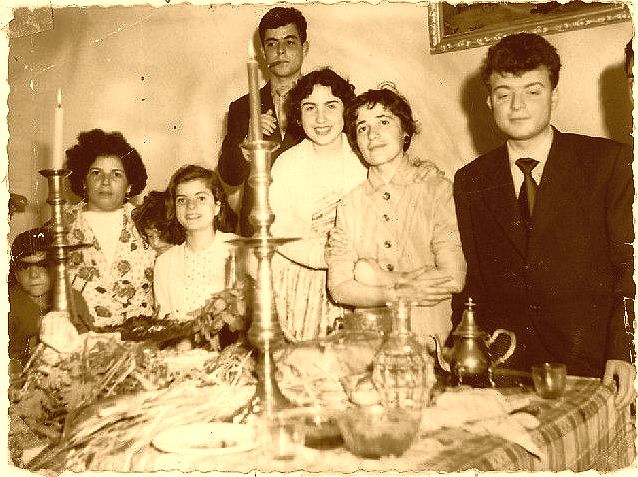Mimouna a la maison, a Rabat. Maman, Maurice, Georgette, Raphy, Charles Cohen et Esther..1957.jpg