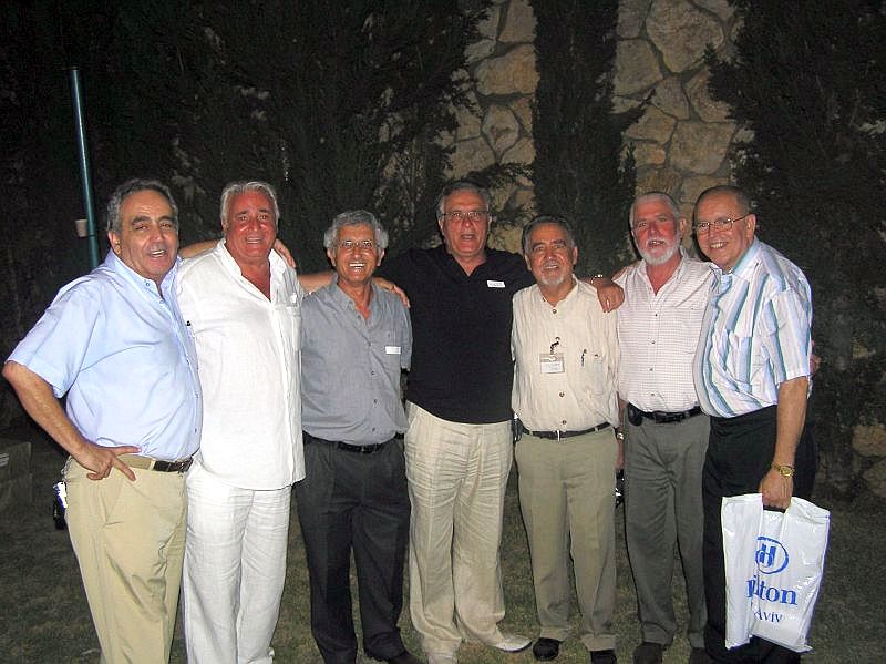 1.Loulou, Raphy et leurs amis a la reunion des anciens de  Sale, Aout 2007 Israel Raphy Ruimy et loulou Benaccoun avec leurs potes Kfar Saba.jpg