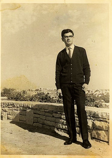 Elie au Mont Har Herzl , Jerusalem 1965.jpg