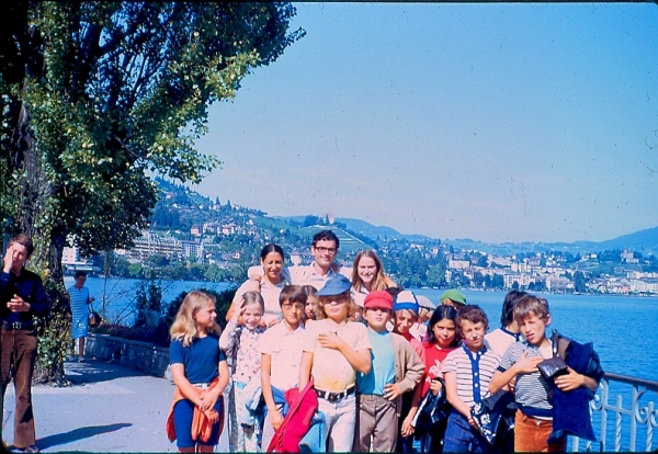 Mon groupe des 12 ans avec ma grande amie , mon aide anglaise et une autre mono.jpg