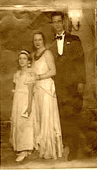 Photo de famille Marinette jeune avec ses parents.jpg