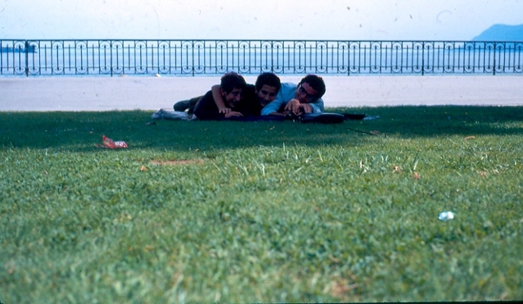 scan0026, allongés sur le gazon à montreux au bord du  lac léman.jpg