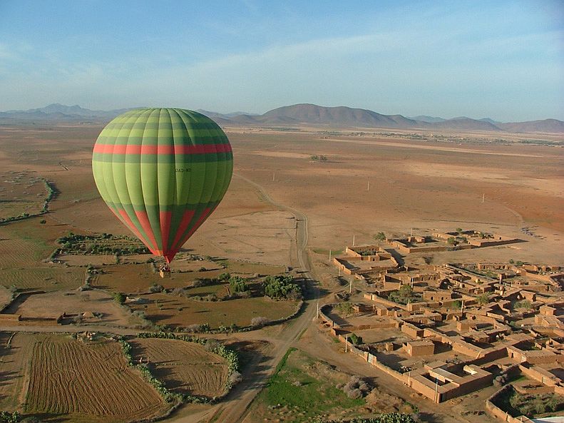 ballon surfant le ciel marocain.jpg