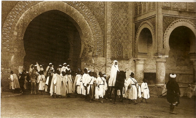 Le Sultan Moulay-Youssef sortant de Bab El Mansour.jpg
