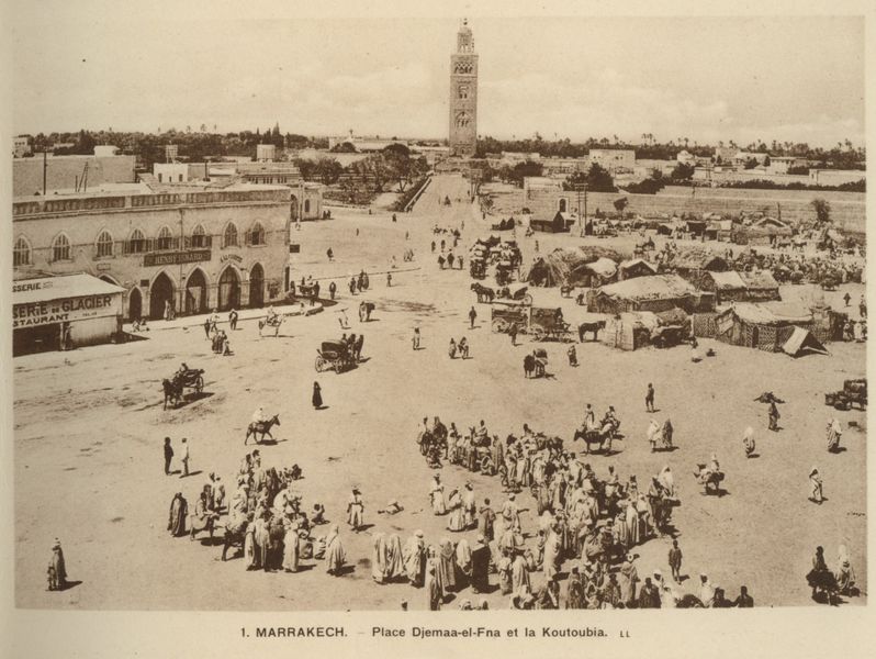 1939 Marrakech  Place Djemaa-el-Fna et la Koutoubia [800x600].jpg