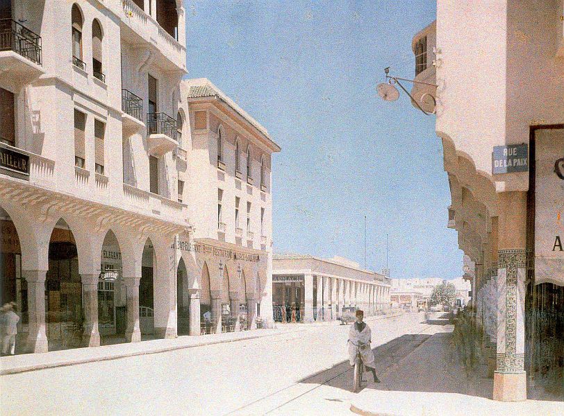 Cycliste solitaire avenue Mohammed V et rue de la Paix a Rabat.jpg