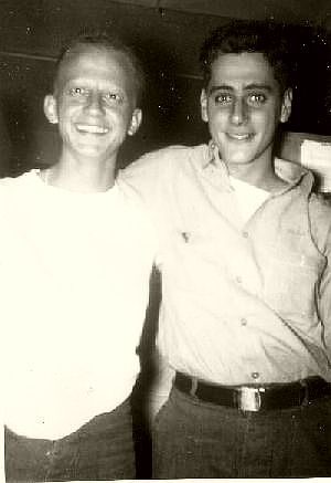 Tom Fuzzy Kramer et le photographe en 1957.jpg