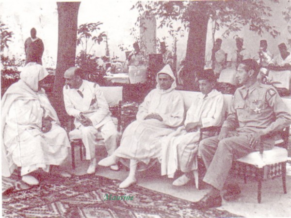 Oujda 1943 Mohammed V  et Hassan - Gen. Clarck -   chef de region Puaux - Vizir El Mokri - Musiciens Andalousia - Maurine..jpg