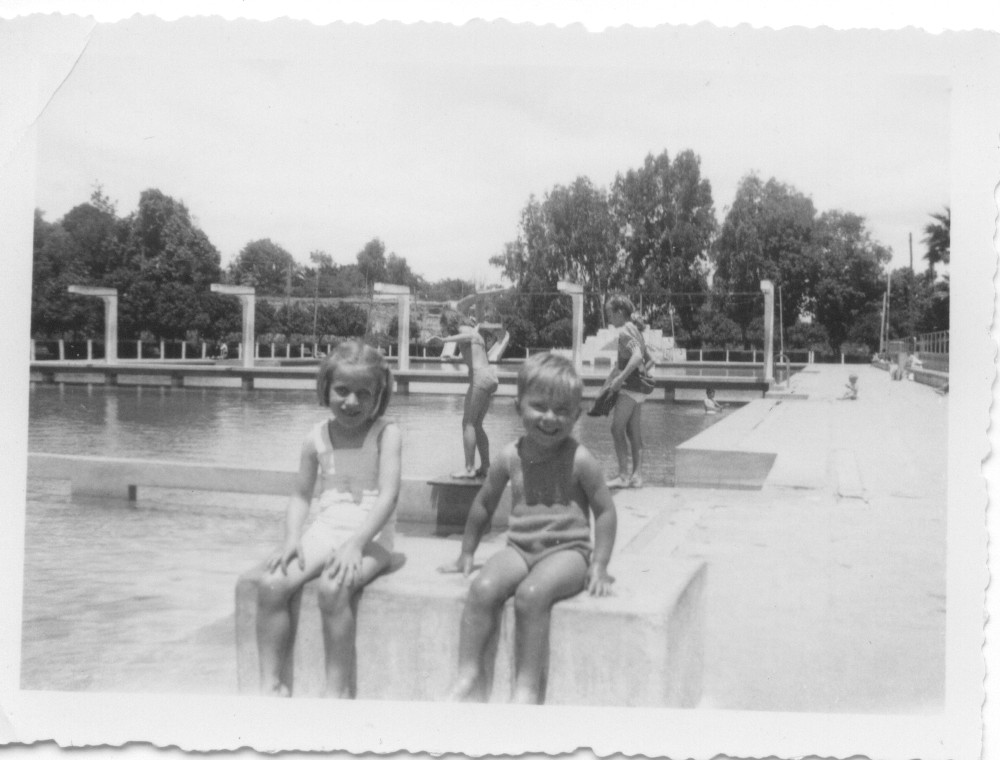 1945 Youka michou piscine Meknes.jpg