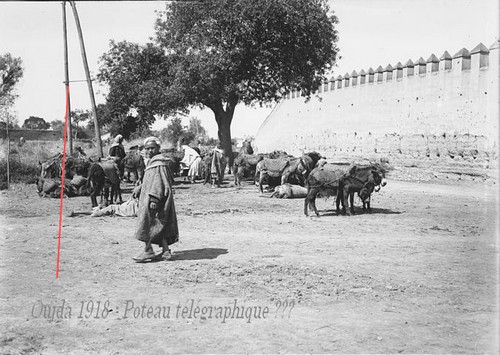 Oujda - 1918 - Porte sud-ouest - poteaux - Maurine.jpg