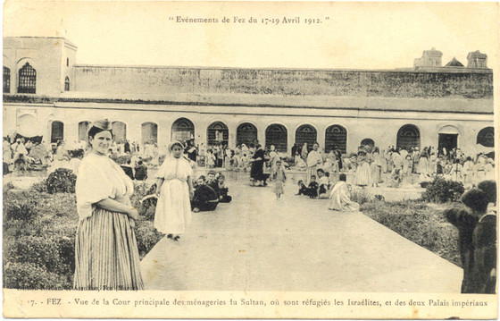 Niddam et Assouline -  évènements de Fès, 1912, cour principale du palais - 246.jpg