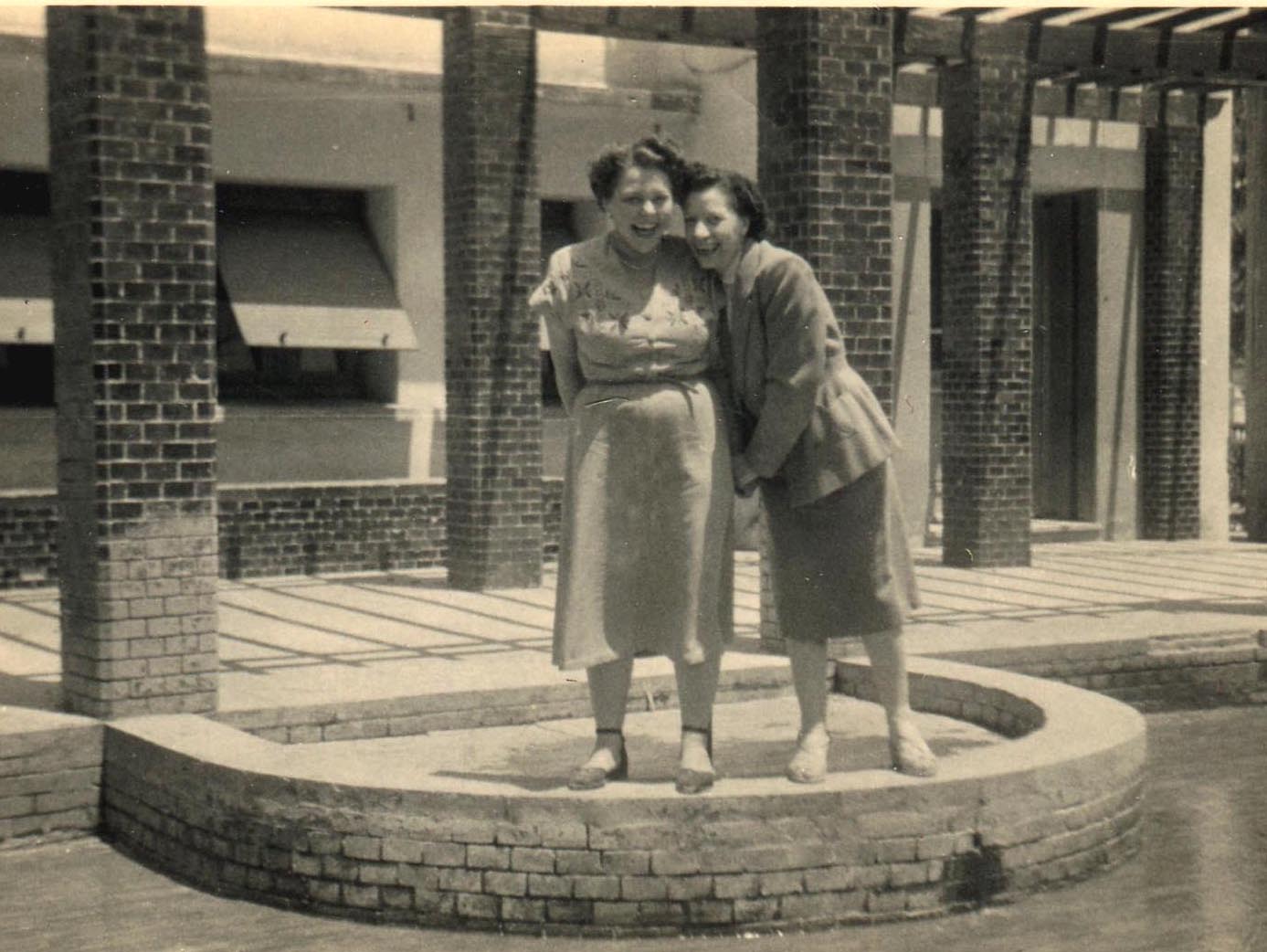 le cercle des anciens Combattants le jet d\'eau maman et une copine.jpg