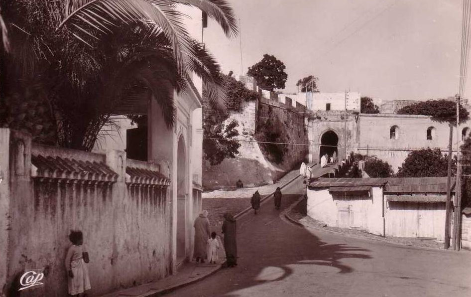 tanger la porte de la casbah 1954.jpg