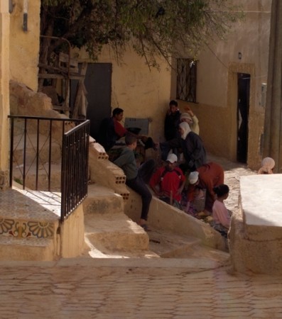 1.discussion dans une rue de Moulay Yacoub.jpg