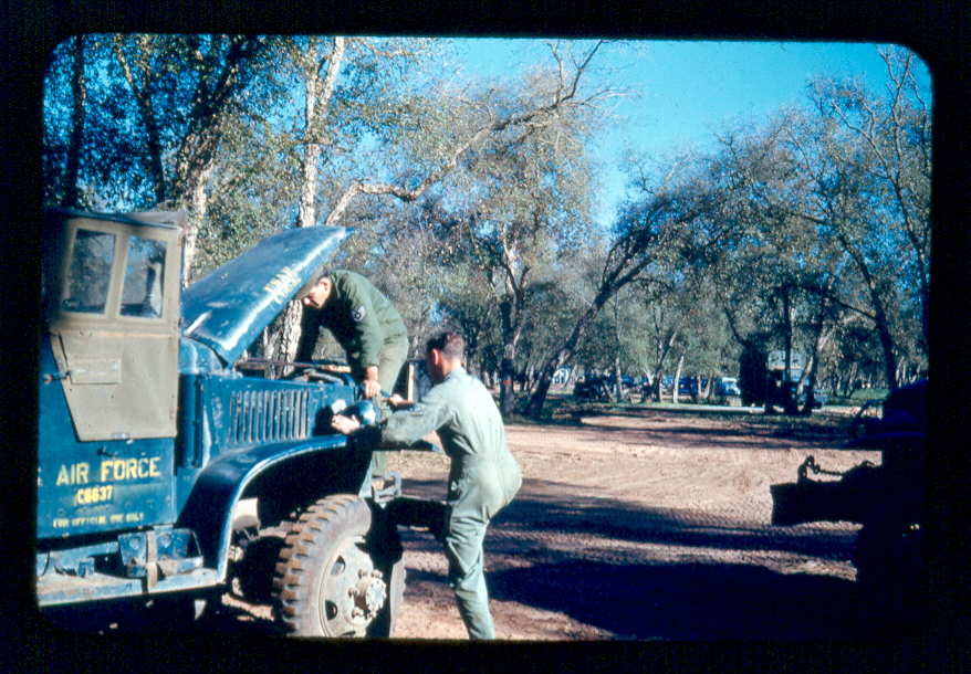 Maintenance de l\'equipement routier des bases aeriennes par les forces de l\'OTAN.jpg