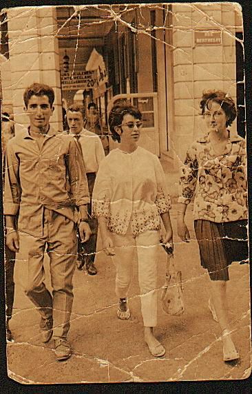 E.Raphy Rouimi, a l\'age de 15 ans avec deux cousines de Rabat Marie Anconina et sa soeur,.jpg