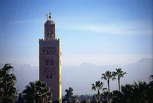 Minaret,Mosque Koutoubia a Marrakech et Montagnes Haut Atlas a l\'horizon.jpg
