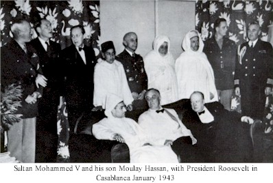 Janv.1943 a Casa, SMMOhammed V avec president Roosevelt et son fils Moulay Hassan.jpg