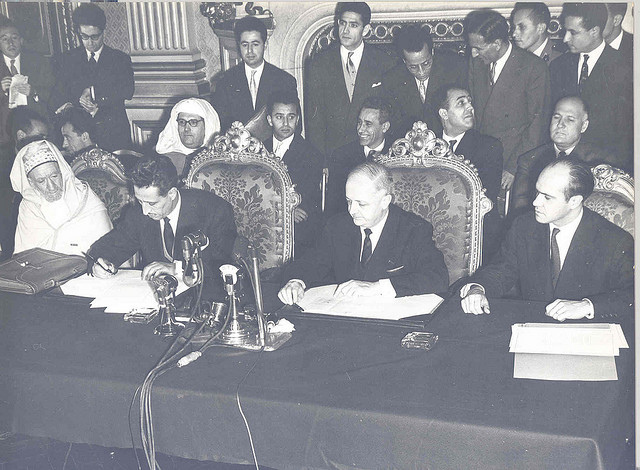 Signature du traité de fez par mr Mbarek el Bekkay.jpg