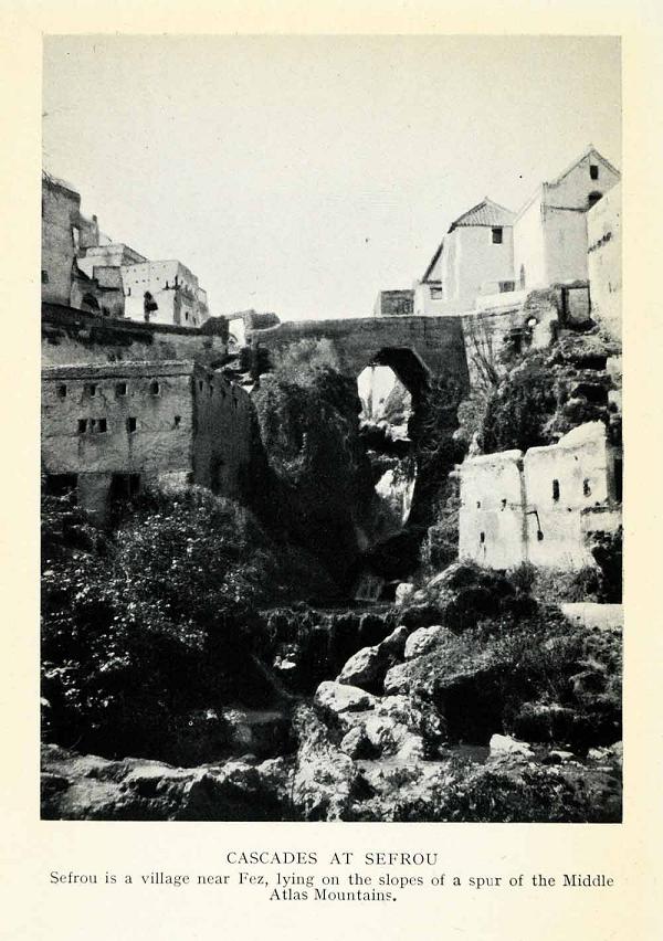 cascade en bas de la grande mosqué.JPG