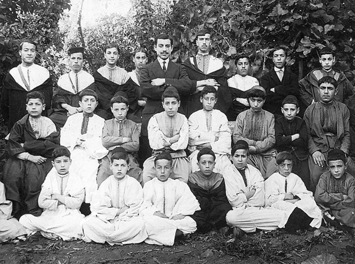 Nissim Migrine entouré de ses éléves.sefrou 1915.jpg