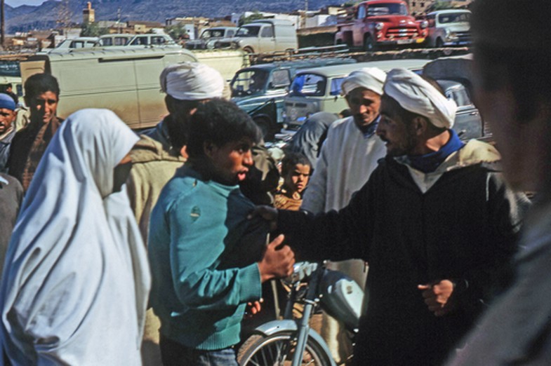 1354-Maroc 1971-Béni-Mellal-Empoignade au souk.jpg