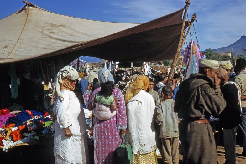 1355-Maroc 1971-Béni-Mellal-Le souk-Vêtements.jpg