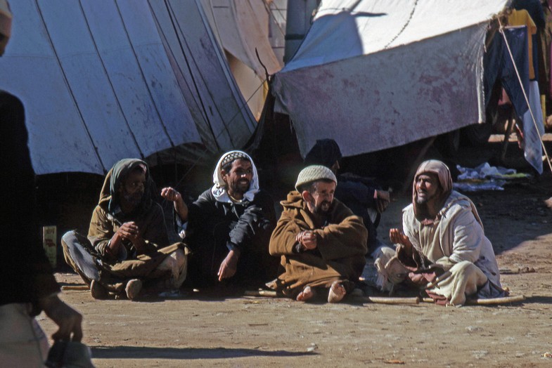 1387-Maroc 1971-Béni-Mellal-Le souk-Mendiants.jpg