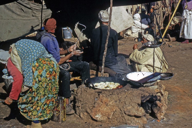 1393-Maroc 1971-Béni-Mellal-Le souk-Les restaurants.jpg