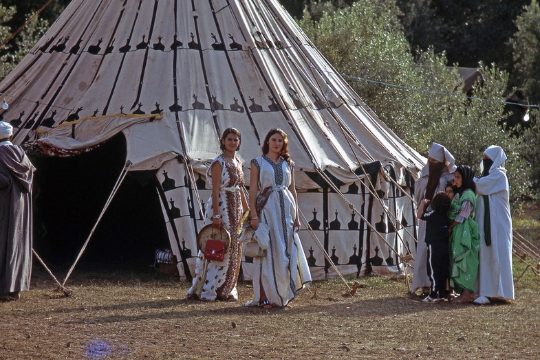 1103-Maroc 1971-Moussem de Sidi-Brahim-La tente caïdale et les shirrats.jpg