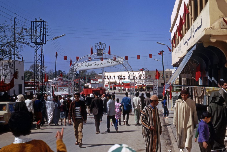 1429-Maroc 1971-Béni-Mellal-Fête du trône-Vers le cinéma Atlas et l\'avenue Mohamed V.jpg