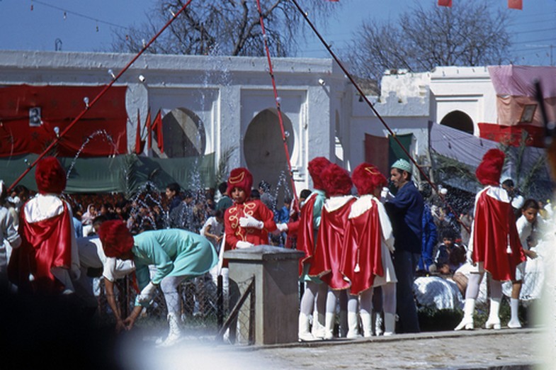 1417-Maroc 1971-Béni-Mellal-Fête du trône-Les majorettes.jpg